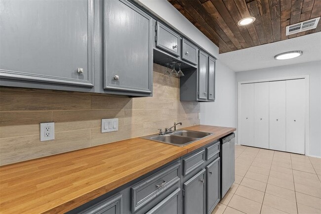 Building Photo - 618 Rollingway Dr