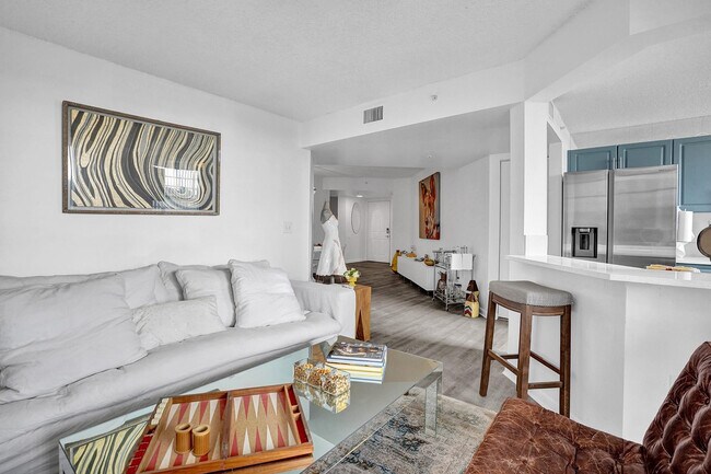 Building Photo - 520 SE 5 Ave