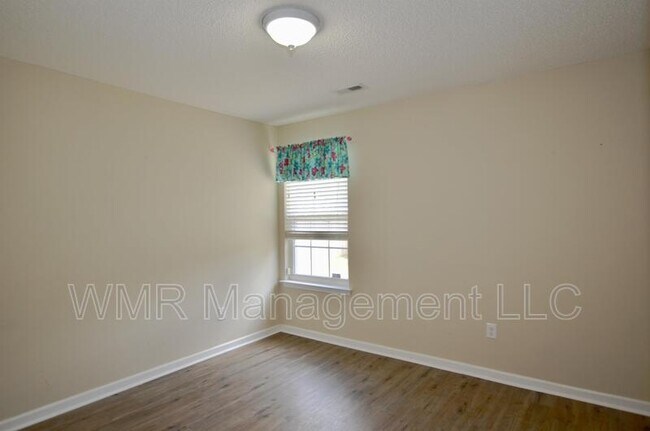 Building Photo - 2011 Oakbriar Cir