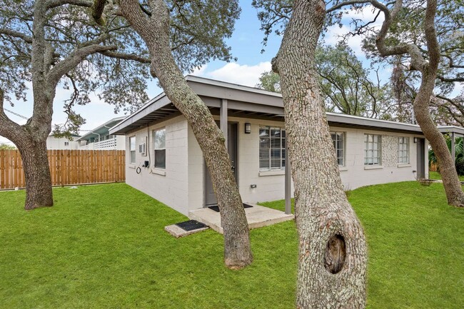Building Photo - Quaint 1 bedroom cottage in Fort Walton Be...