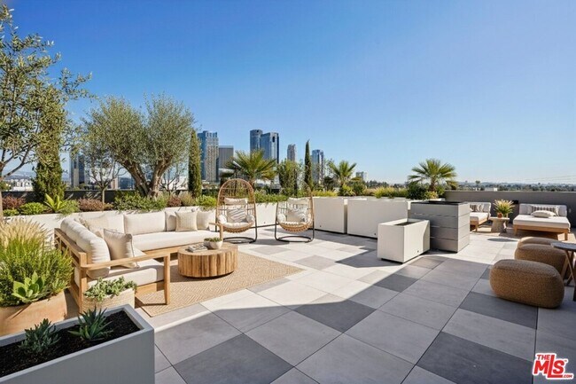 Building Photo - 10431 Santa Monica Blvd