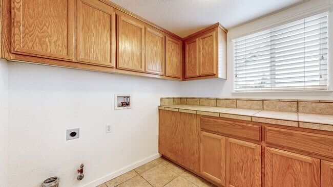 Building Photo - Desirable Skyhawk 3 bedroom Tri-Level Single Family