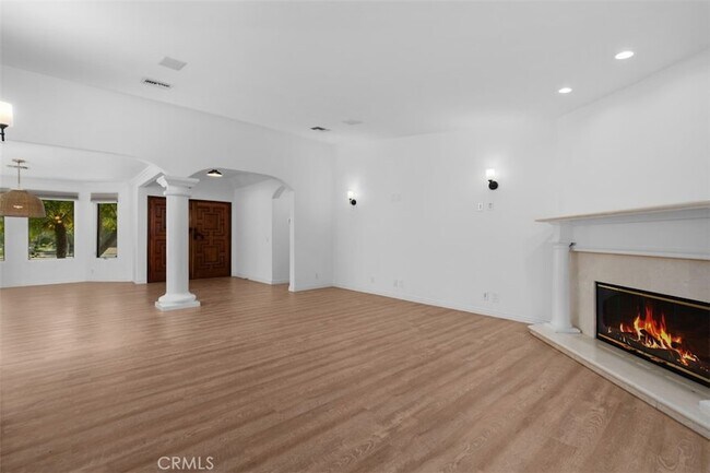Building Photo - 600 Cliff Dr