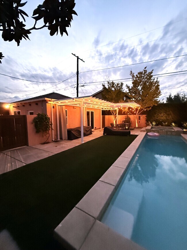 Building Photo - 8507 Croydon Ave