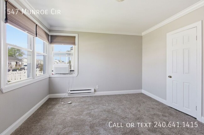 Building Photo - 547 Munroe Cir