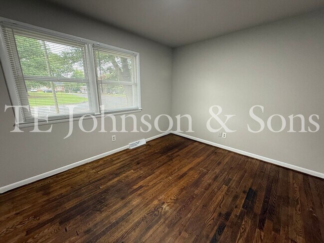 Building Photo - Newly Renovated 4 Bedroom Home with Hardwood Floors & Central A/C in Winston-Salem