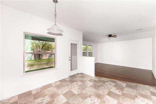 Building Photo - 708 Pinnacle Dr