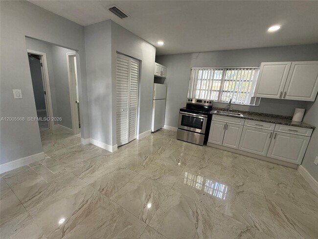 Building Photo - 7411 Juniper St