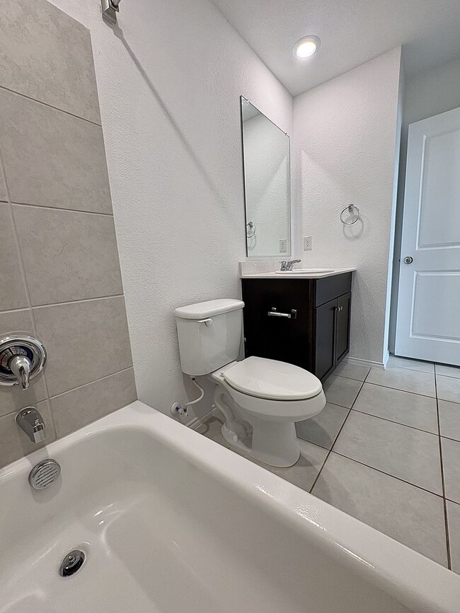 Building Photo - Modern Comfort Meets Prime Location – Single-Story Living at Its Best!