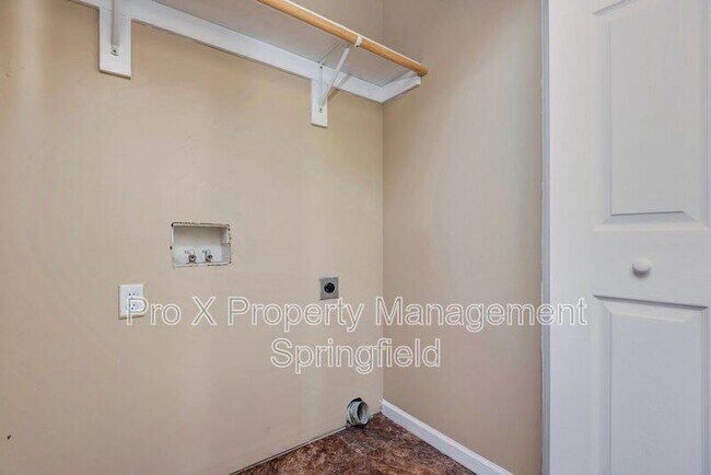 Building Photo - 652 N Belview Ave