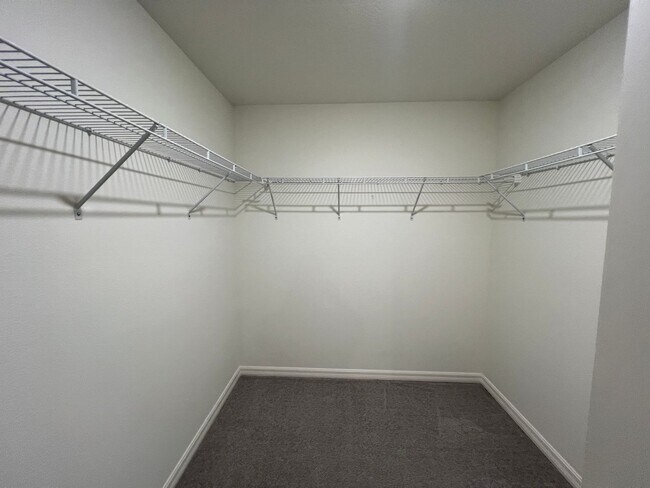 Building Photo - 4 Bedroom, 2 Bathroom Home in the Highly D...