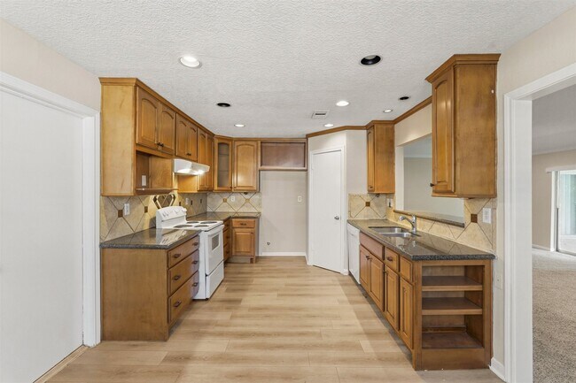 Building Photo - 810 Sunnybrook Ln