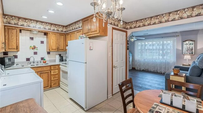 Building Photo - 624 Greenhurst Dr