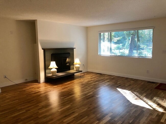 Building Photo - Charming 3 Bedroom in Cottage Lake