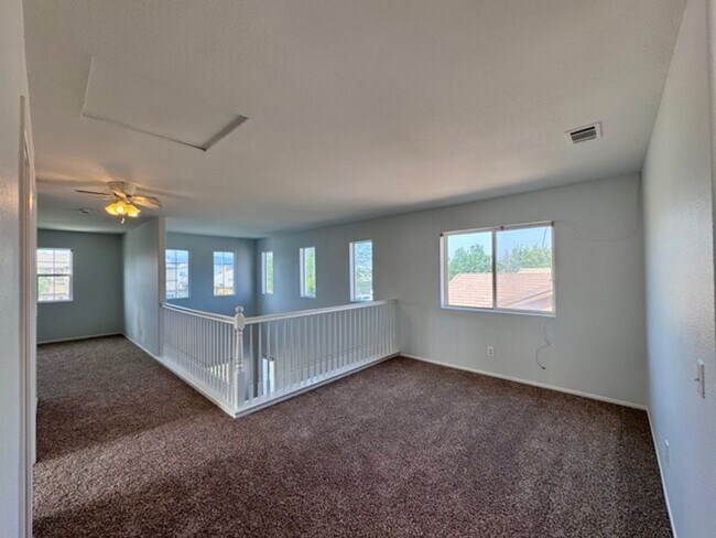 Building Photo - Spacious 4 Bedroom Home with a loft AND bo...