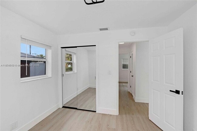 Building Photo - 610 NW 38th Ct