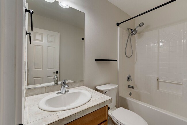 Building Photo - Updated 2-Bedroom Home with Bonus Room on ...
