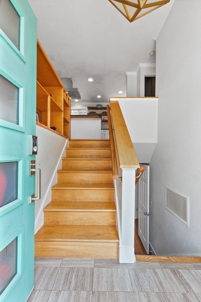 Building Photo - 3Bd/2.25Ba Seattle House