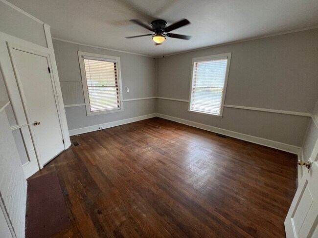 Building Photo - 2 bed 1 bath house