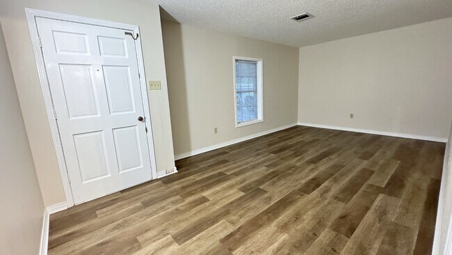 Building Photo - 105 Williamsburg Dr