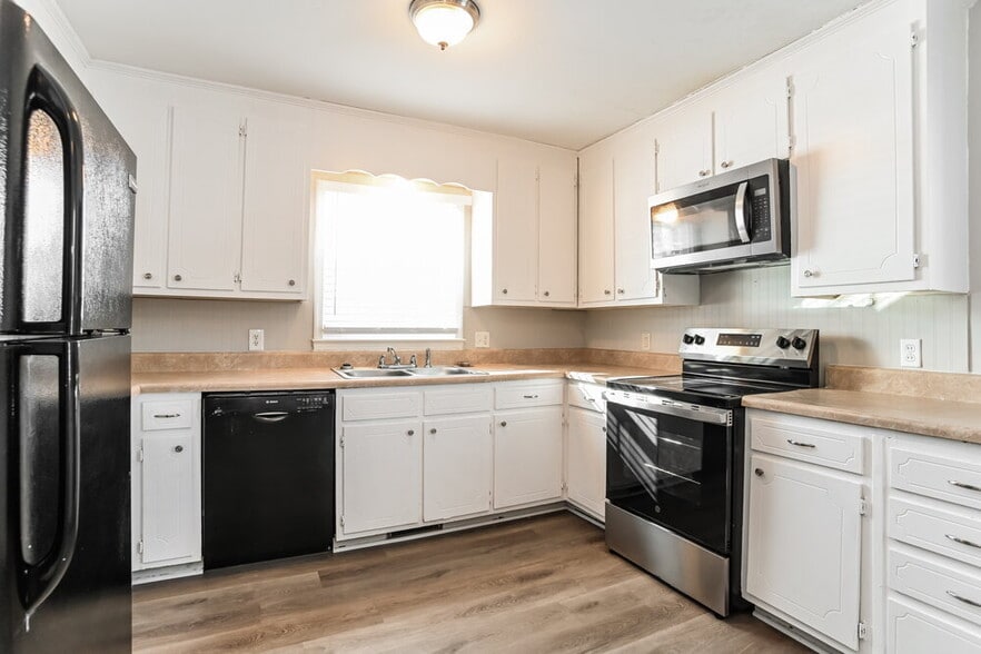 Building Photo - 717 Goose Creek Dr