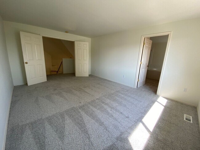 Building Photo - Spacious 4 bedroom 2.5 traditional house