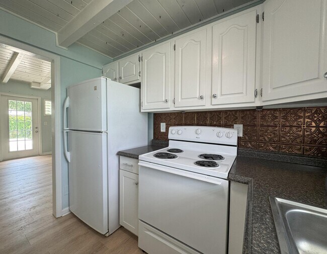 Building Photo - 2204 Ponce De Leon Cir