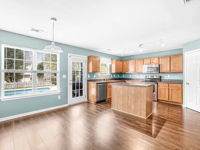 Building Photo - 135 Elba Dr