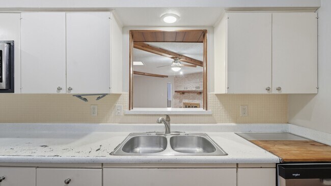 Building Photo - 140 Cloverleaf Dr