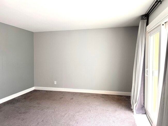 Building Photo - 141 E Riverside Dr