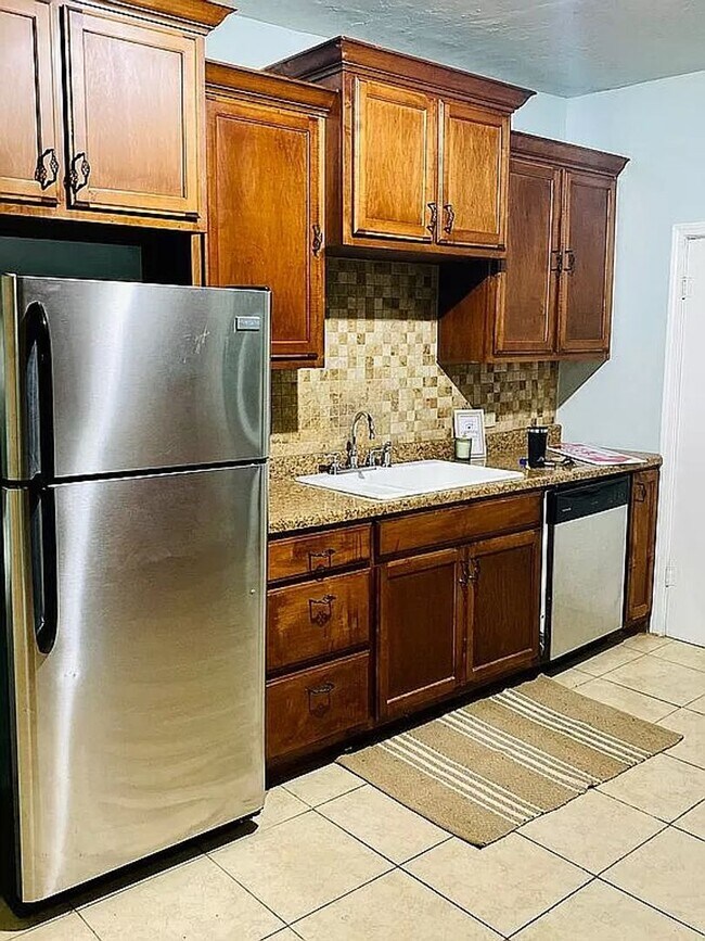 Building Photo - 4 bed 2 bath house for rent!