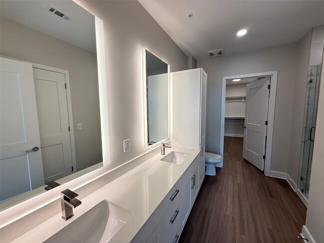 Building Photo - 716 Waugh Dr