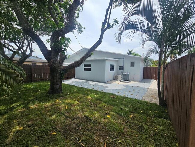 Building Photo - 4072 SW 51st St