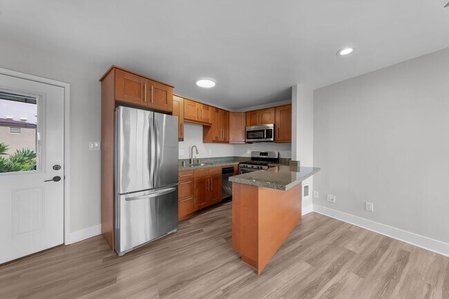 Building Photo - Spacious Studio aand 1-bedroom Apartments in Mission Hills – Prime Location!