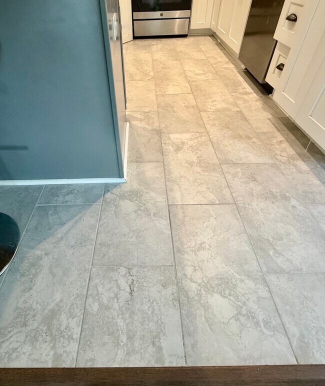 Building Photo - 325 N Sidney St