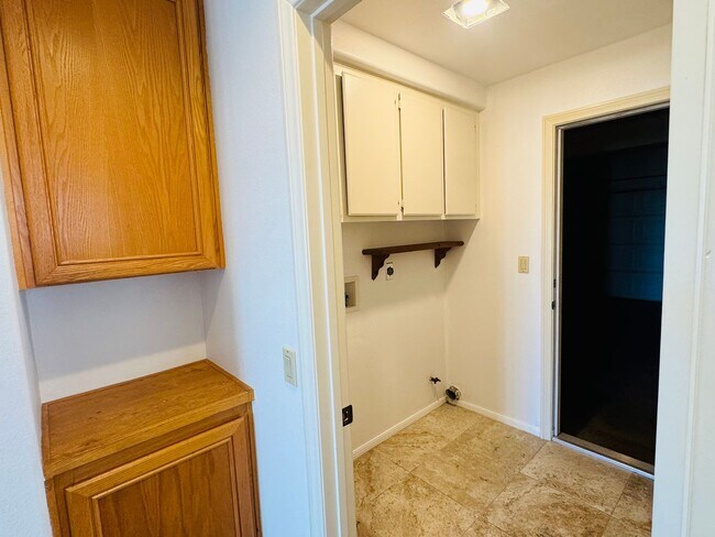 Building Photo - View Mission Oaks 4 Bedroom