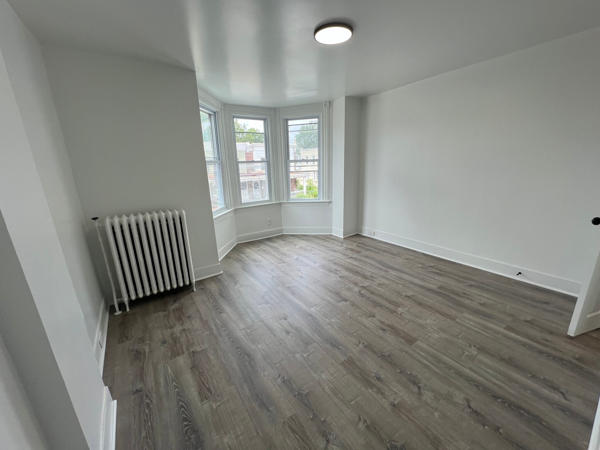 Building Photo - 305 E 20th St