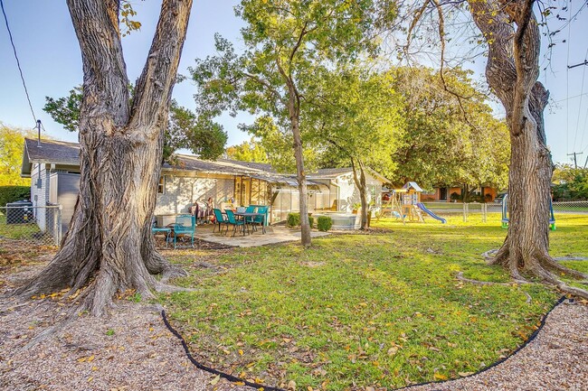 Building Photo - Beautiful Home on Corner Lot in South Hill...