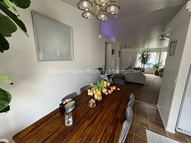 Building Photo - 3 bed, 2 bath house in fantastic location!