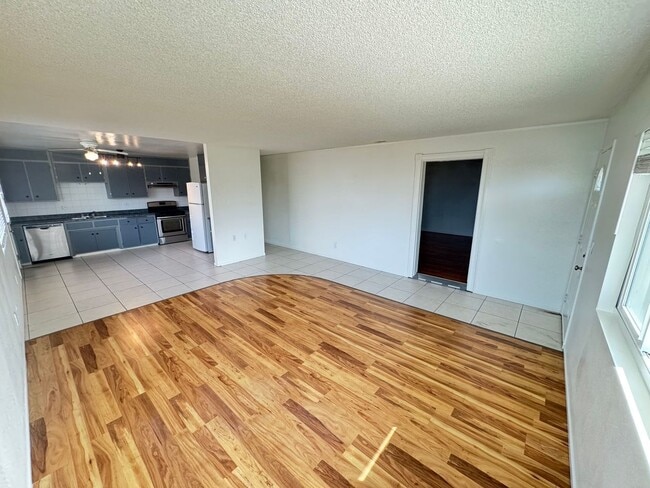 Building Photo - 647 Newport Ave