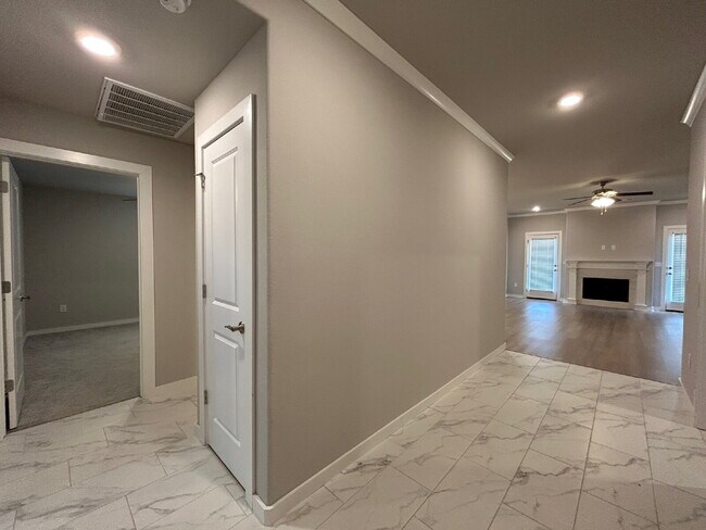 Building Photo - "Move in Special!! Half off first month's ...