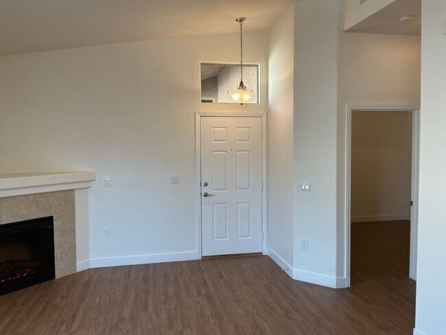 Building Photo - 2 bedroom 2 bathroom Condo