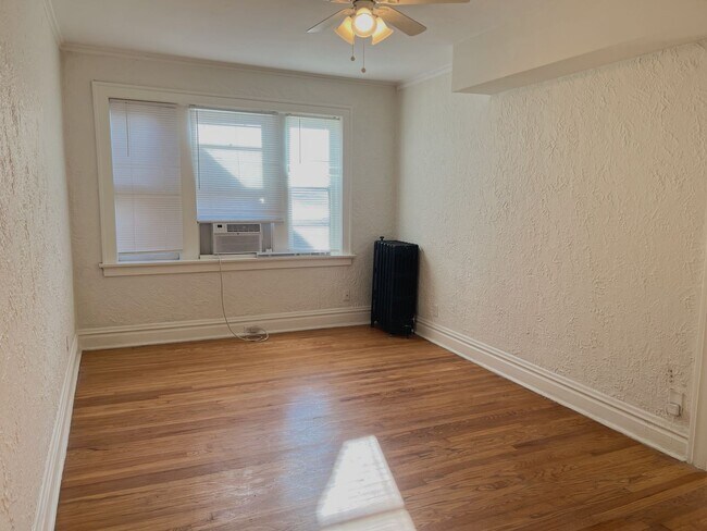 Building Photo - Freshly Updated Southampton 1 Bedroom