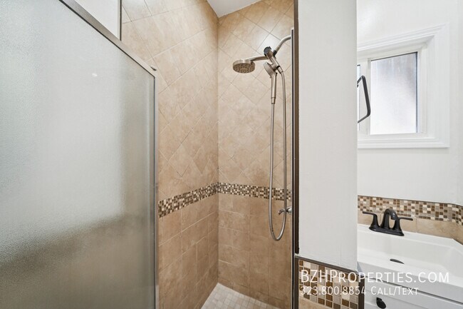 Building Photo - 6680 De Longpre Ave