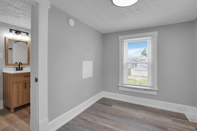 Building Photo - 124-126 E MORRILL AVE