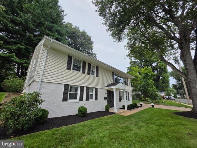 Building Photo - 1109 Hillcrest Dr SW