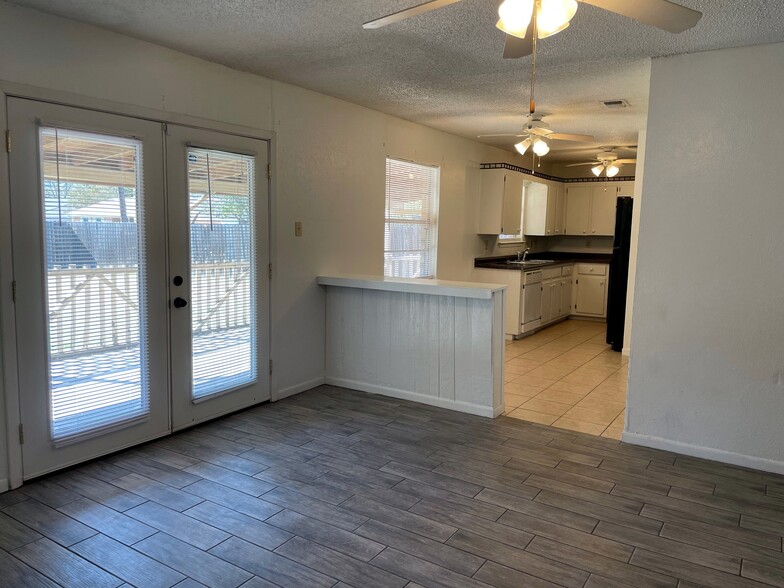 Building Photo - 902 Willowbrook St