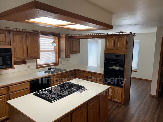 Building Photo - 936 Caribou Dr W