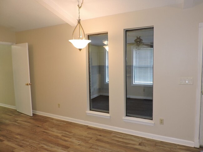 Building Photo - Great Northeast location!