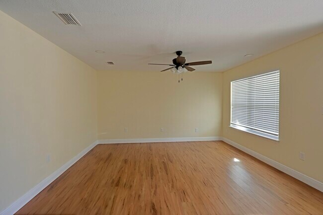 Building Photo - 2168 Paloma St